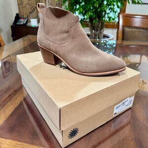 Brand New UGG Kingsburg Women’s Boots – Size 11 – Perfect for Fall